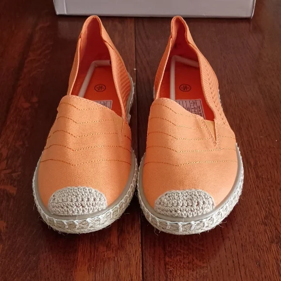 NWT Woman's Slip-On Espadrilles Canvas Flats - Picture 1 of 6